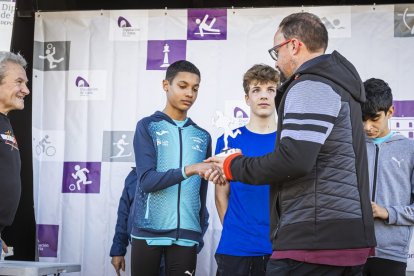 Mañana de atletismo infantil y juvenil que computa para los Juegos Escolares