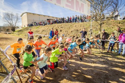 Mañana de atletismo infantil y juvenil que computa para los Juegos Escolares