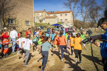 Mañana de atletismo infantil y juvenil que computa para los Juegos Escolares