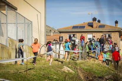 Mañana de atletismo infantil y juvenil que computa para los Juegos Escolares