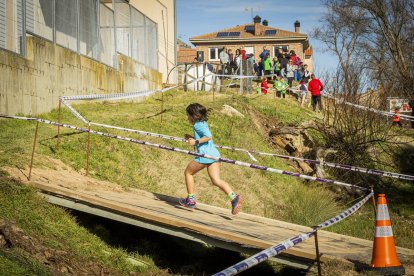 Mañana de atletismo infantil y juvenil que computa para los Juegos Escolares