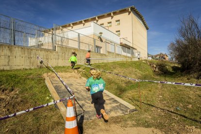 Mañana de atletismo infantil y juvenil que computa para los Juegos Escolares