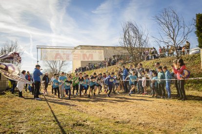 Mañana de atletismo infantil y juvenil que computa para los Juegos Escolares