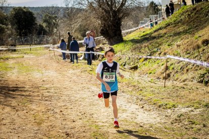 Mañana de atletismo infantil y juvenil que computa para los Juegos Escolares