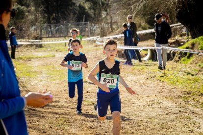Mañana de atletismo infantil y juvenil que computa para los Juegos Escolares