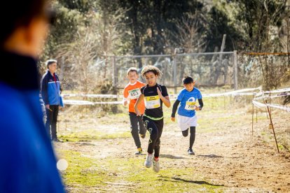 Mañana de atletismo infantil y juvenil que computa para los Juegos Escolares