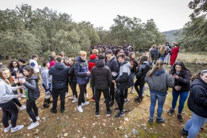 Los jóvenes disfrutan de la mañana en Los Royales