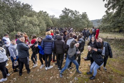 Los jóvenes disfrutan de la mañana en Los Royales