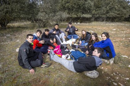 Los jóvenes disfrutan de la mañana en Los Royales
