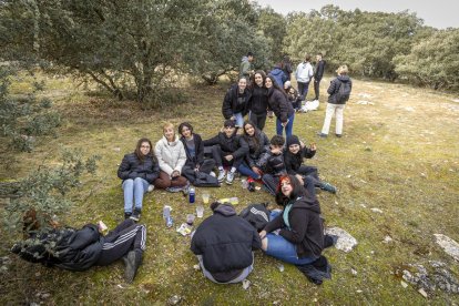 Los jóvenes disfrutan de la mañana en Los Royales