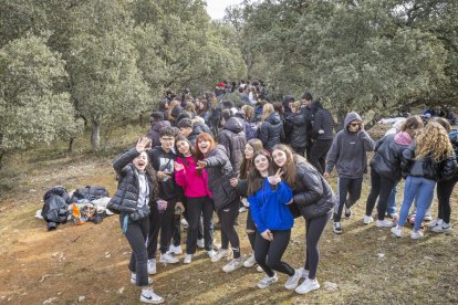 Los jóvenes disfrutan de la mañana en Los Royales