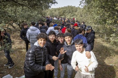 Los jóvenes disfrutan de la mañana en Los Royales