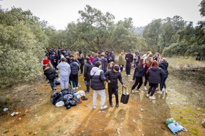 Los jóvenes disfrutan de la mañana en Los Royales