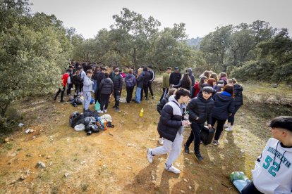 Los jóvenes disfrutan de la mañana en Los Royales