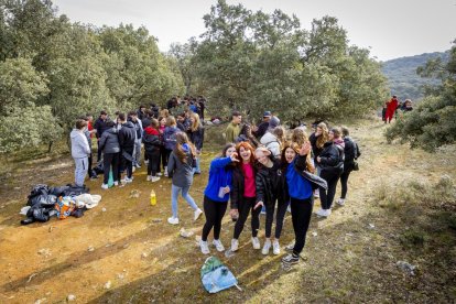 Los jóvenes disfrutan de la mañana en Los Royales