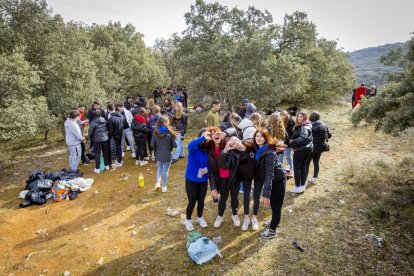 Los jóvenes disfrutan de la mañana en Los Royales