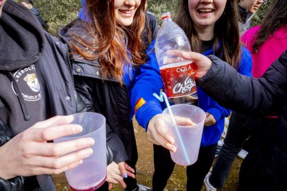 Los jóvenes disfrutan de la mañana en Los Royales