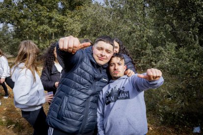 Los jóvenes disfrutan de la mañana en Los Royales