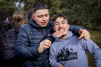 Los jóvenes disfrutan de la mañana en Los Royales