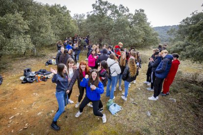 Los jóvenes disfrutan de la mañana en Los Royales