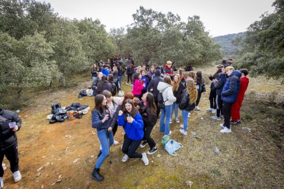 Los jóvenes disfrutan de la mañana en Los Royales