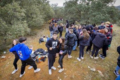 Los jóvenes disfrutan de la mañana en Los Royales