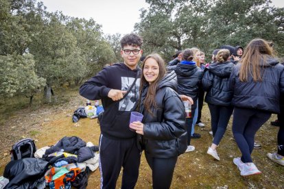 Los jóvenes disfrutan de la mañana en Los Royales