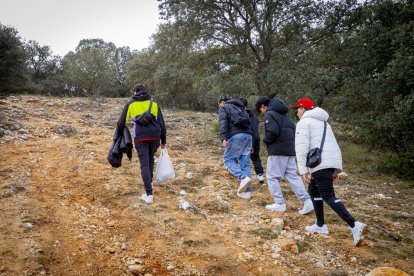 Los jóvenes disfrutan de la mañana en Los Royales