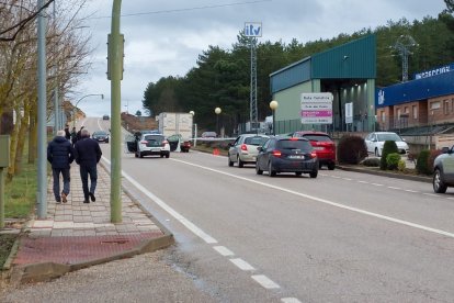 Lugar en el que se ha detenido el camión tras llevarse por delante un tercer coche. .