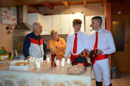 La Barrosa volvió a tocar a la puerta de los vecinos de Abejar en este 2024 antes de su muerte ritual en un acto emblemático de los carnavales en Soria.