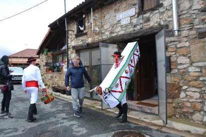 La Barrosa volvió a tocar a la puerta de los vecinos de Abejar en este 2024 antes de su muerte ritual en un acto emblemático de los carnavales en Soria.