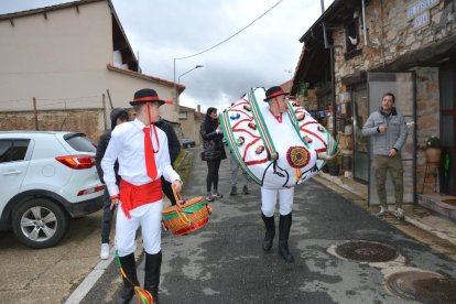 La Barrosa volvió a tocar a la puerta de los vecinos de Abejar en este 2024 antes de su muerte ritual en un acto emblemático de los carnavales en Soria.