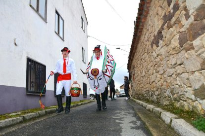 La Barrosa volvió a tocar a la puerta de los vecinos de Abejar en este 2024 antes de su muerte ritual en un acto emblemático de los carnavales en Soria.