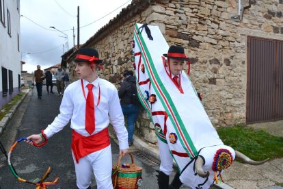 La Barrosa volvió a tocar a la puerta de los vecinos de Abejar en este 2024 antes de su muerte ritual en un acto emblemático de los carnavales en Soria.