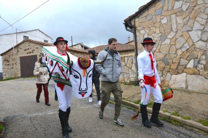 La Barrosa volvió a tocar a la puerta de los vecinos de Abejar en este 2024 antes de su muerte ritual en un acto emblemático de los carnavales en Soria.