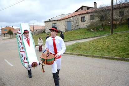 La Barrosa volvió a tocar a la puerta de los vecinos de Abejar en este 2024 antes de su muerte ritual en un acto emblemático de los carnavales en Soria.