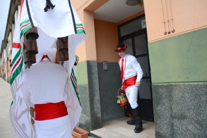 La Barrosa volvió a tocar a la puerta de los vecinos de Abejar en este 2024 antes de su muerte ritual en un acto emblemático de los carnavales en Soria.