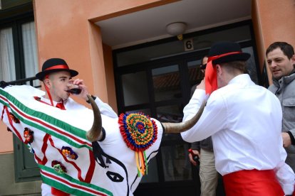 La Barrosa volvió a tocar a la puerta de los vecinos de Abejar en este 2024 antes de su muerte ritual en un acto emblemático de los carnavales en Soria.