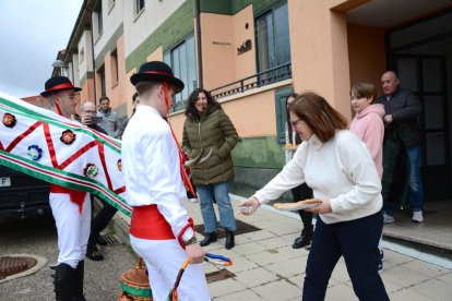 La Barrosa volvió a tocar a la puerta de los vecinos de Abejar en este 2024 antes de su muerte ritual en un acto emblemático de los carnavales en Soria.