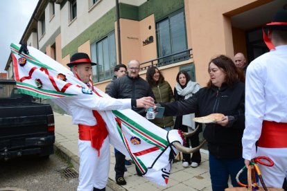 La Barrosa volvió a tocar a la puerta de los vecinos de Abejar en este 2024 antes de su muerte ritual en un acto emblemático de los carnavales en Soria.