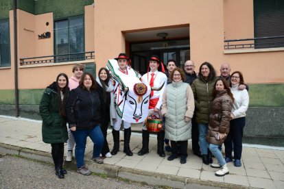 La Barrosa volvió a tocar a la puerta de los vecinos de Abejar en este 2024 antes de su muerte ritual en un acto emblemático de los carnavales en Soria.