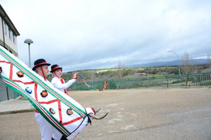 La Barrosa volvió a tocar a la puerta de los vecinos de Abejar en este 2024 antes de su muerte ritual en un acto emblemático de los carnavales en Soria.