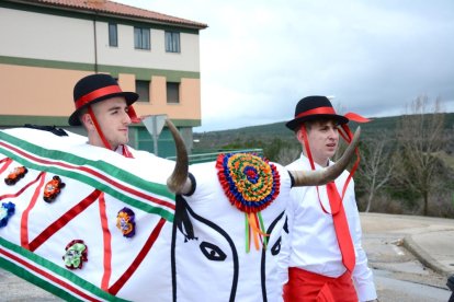 La Barrosa volvió a tocar a la puerta de los vecinos de Abejar en este 2024 antes de su muerte ritual en un acto emblemático de los carnavales en Soria.