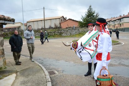 La Barrosa volvió a tocar a la puerta de los vecinos de Abejar en este 2024 antes de su muerte ritual en un acto emblemático de los carnavales en Soria.