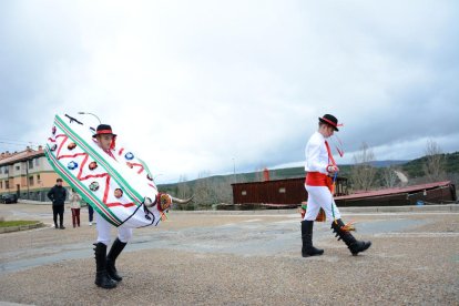 La Barrosa volvió a tocar a la puerta de los vecinos de Abejar en este 2024 antes de su muerte ritual en un acto emblemático de los carnavales en Soria.