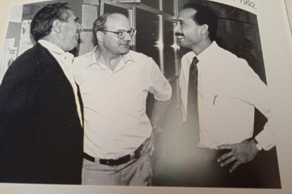 El Padre Sebas en el centro de la imagen junto con Tito Martínez Tierno y el técnico puertorriqueño Humberto Rodríguez.