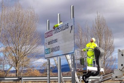 Sustitución de una señal en una carretera de Soria.