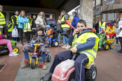 Los niños se manifestaron con tractores de juguete en apoyo a la agricultura