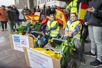 Los niños se manifestaron con tractores de juguete en apoyo a la agricultura
