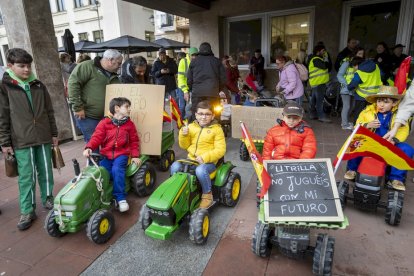 Los niños se manifestaron con tractores de juguete en apoyo a la agricultura